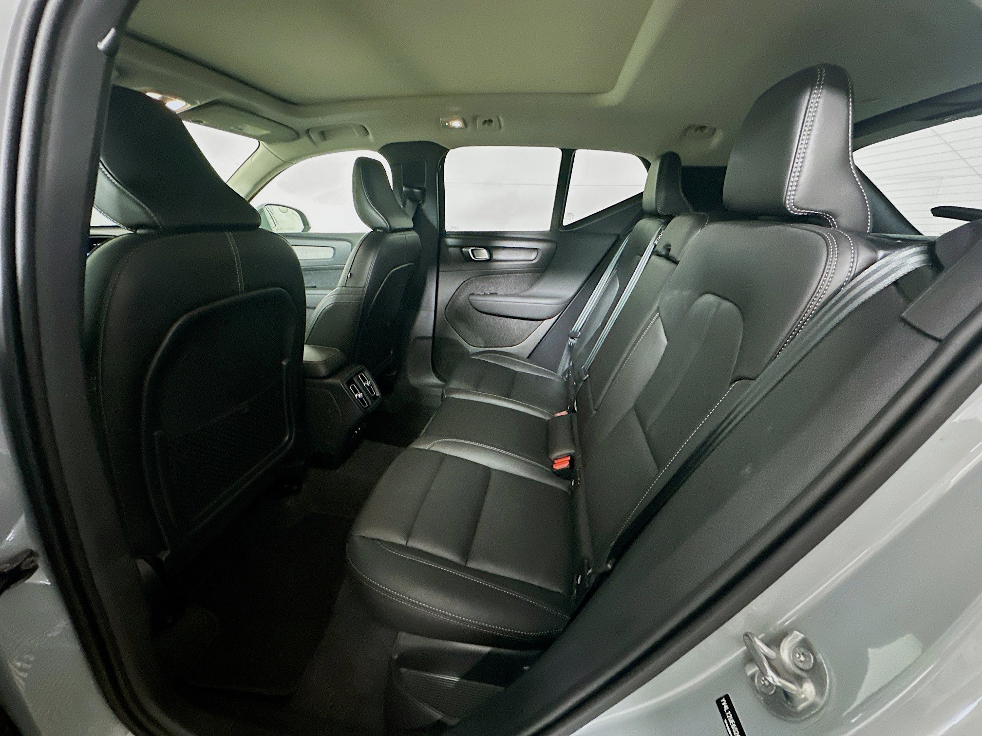 Used 2025 Volvo XC40 B5 Plus image 26