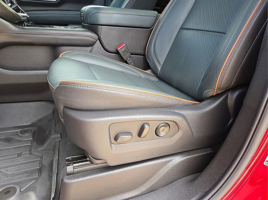 Used 2025 GMC Yukon AT4 w/ AT4 Premium Package image 17
