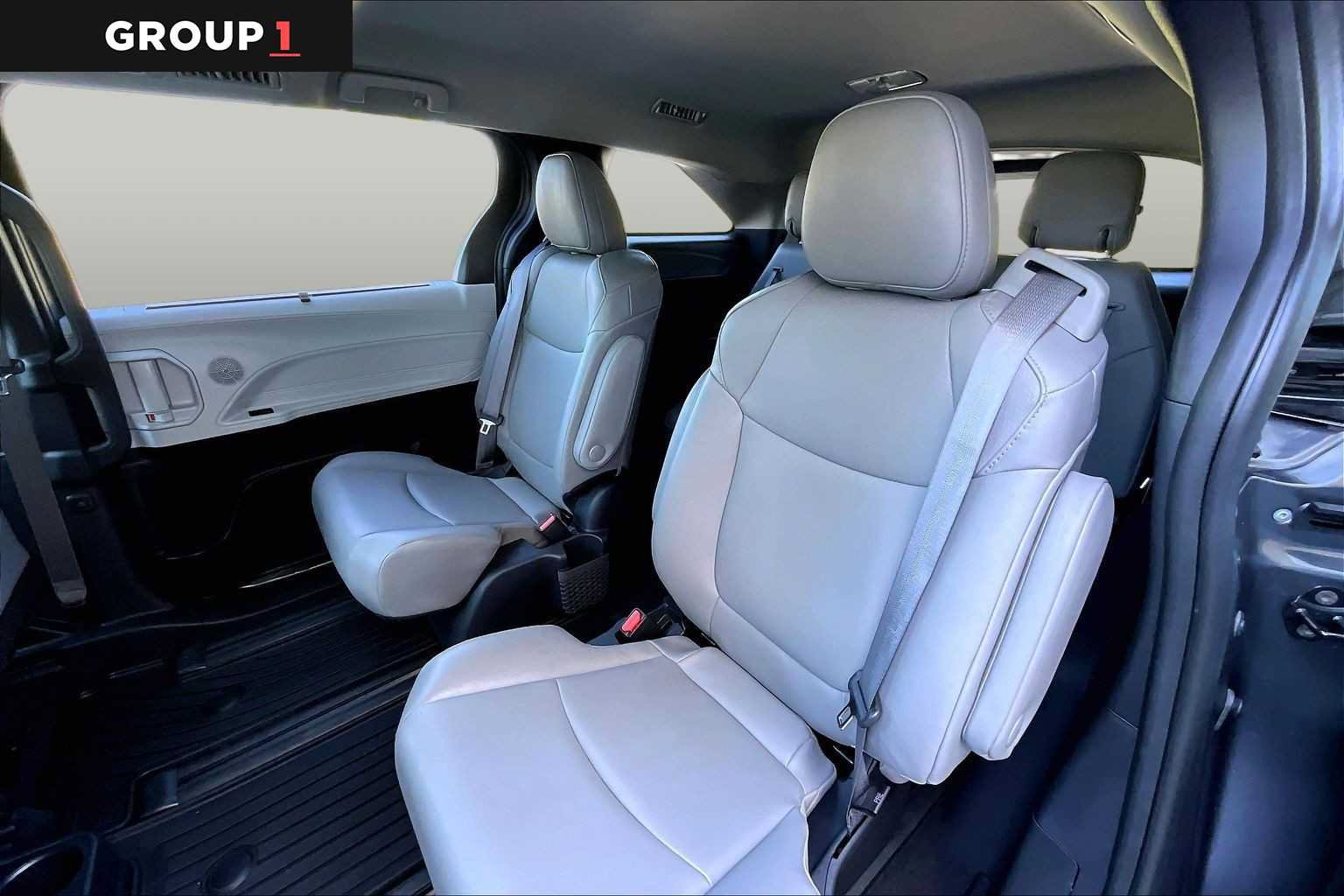 Used 2025 Toyota Sienna XLE AWD/4WD image 21