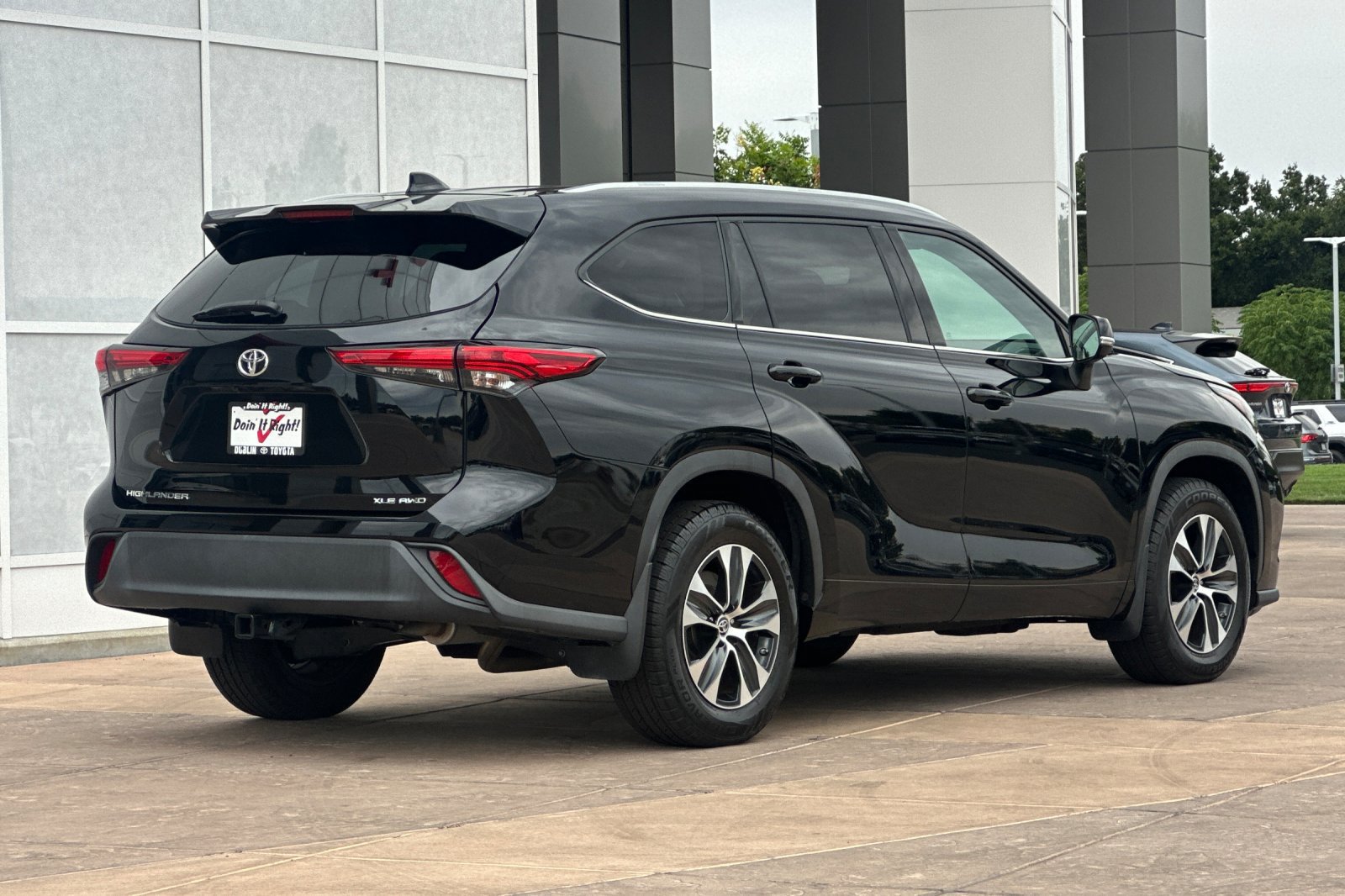 Used 2022 Toyota Highlander XLE AWD/4WD image 4