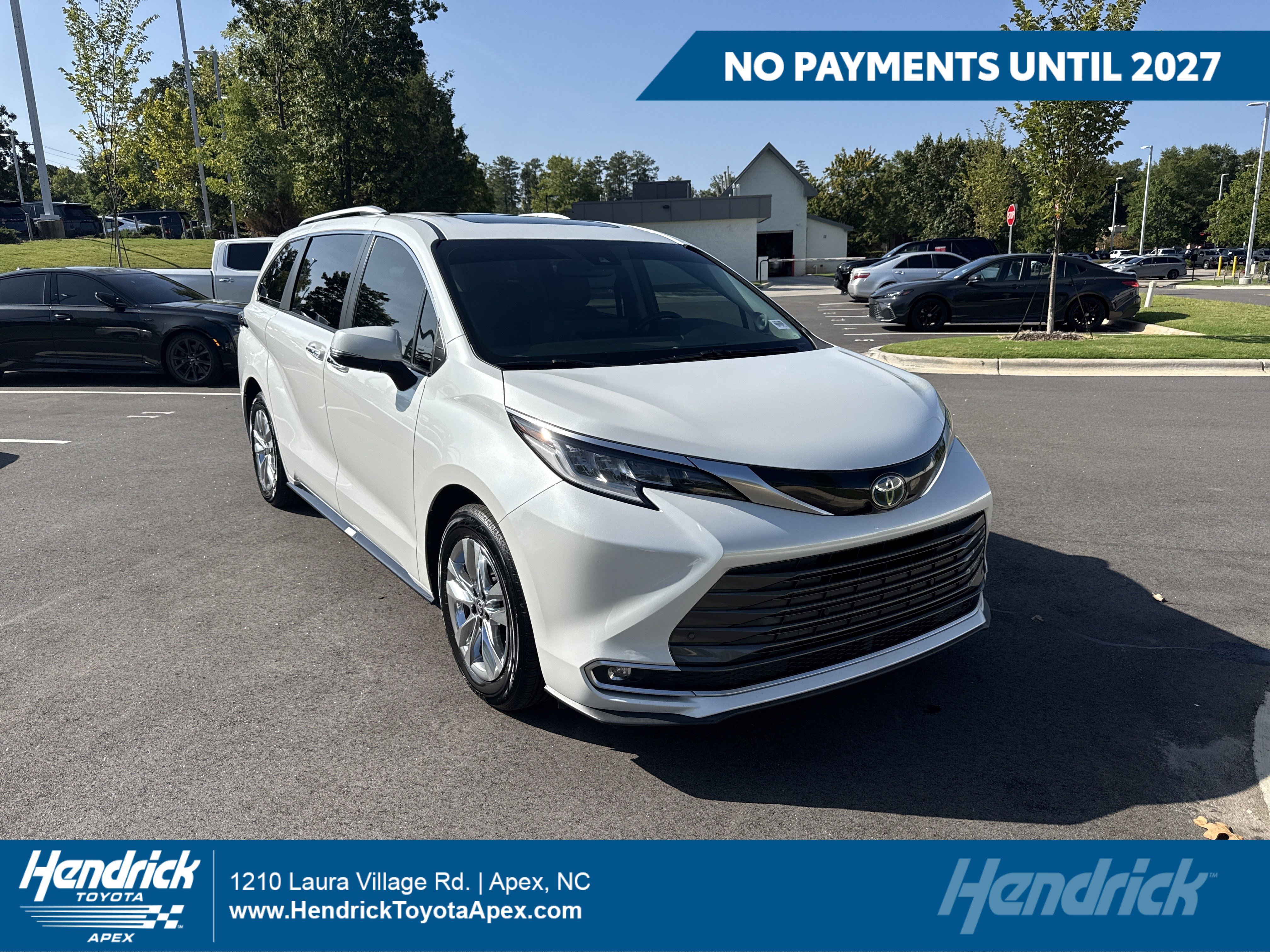 Used 2023 Toyota Sienna Limited FWD image 1