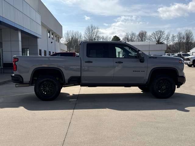 Used 2025 Chevrolet Silverado 2500 ZR2 w/ Technology Package image 2