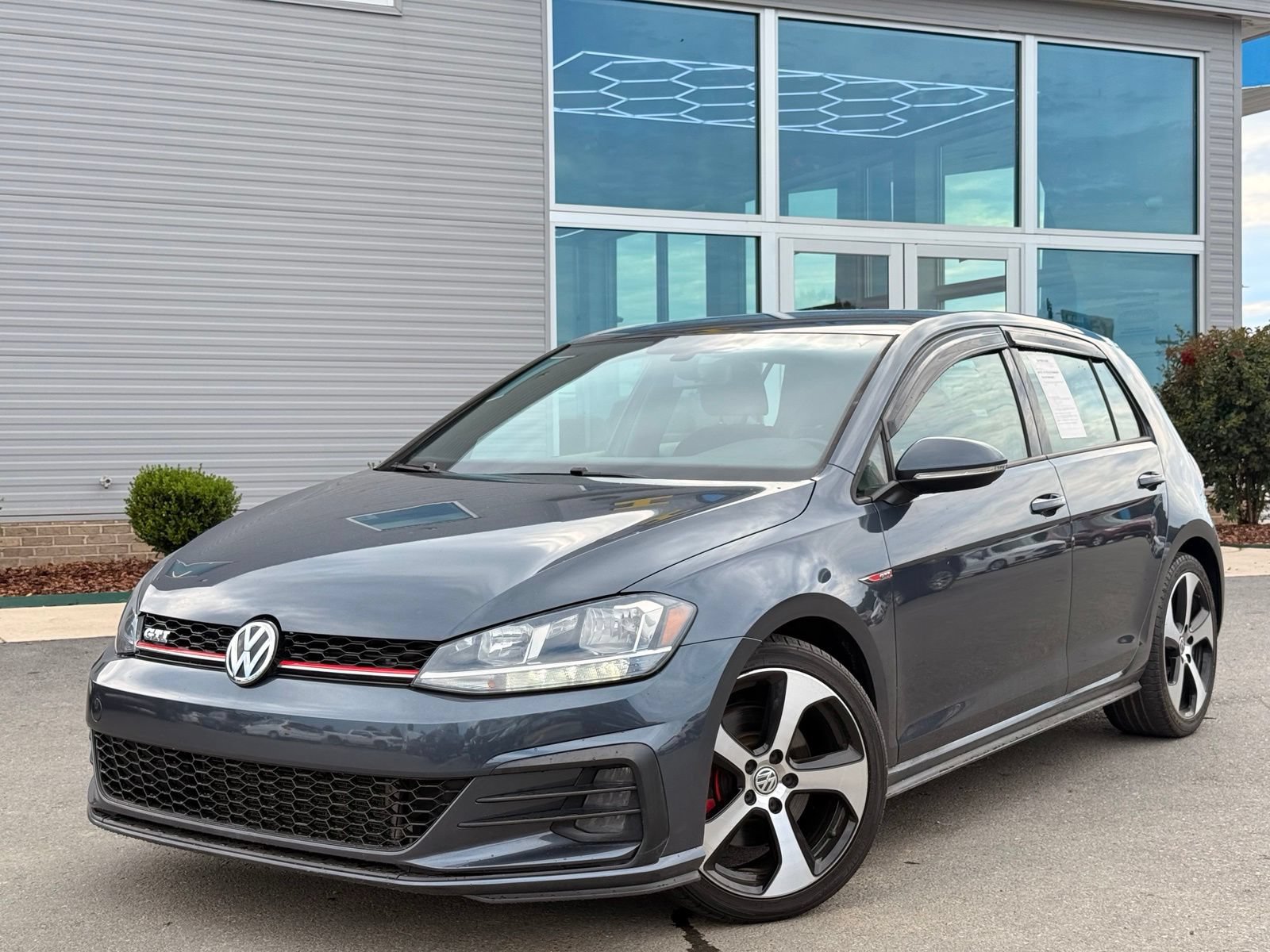 Used 2018 Volkswagen GTI SE FWD image 3