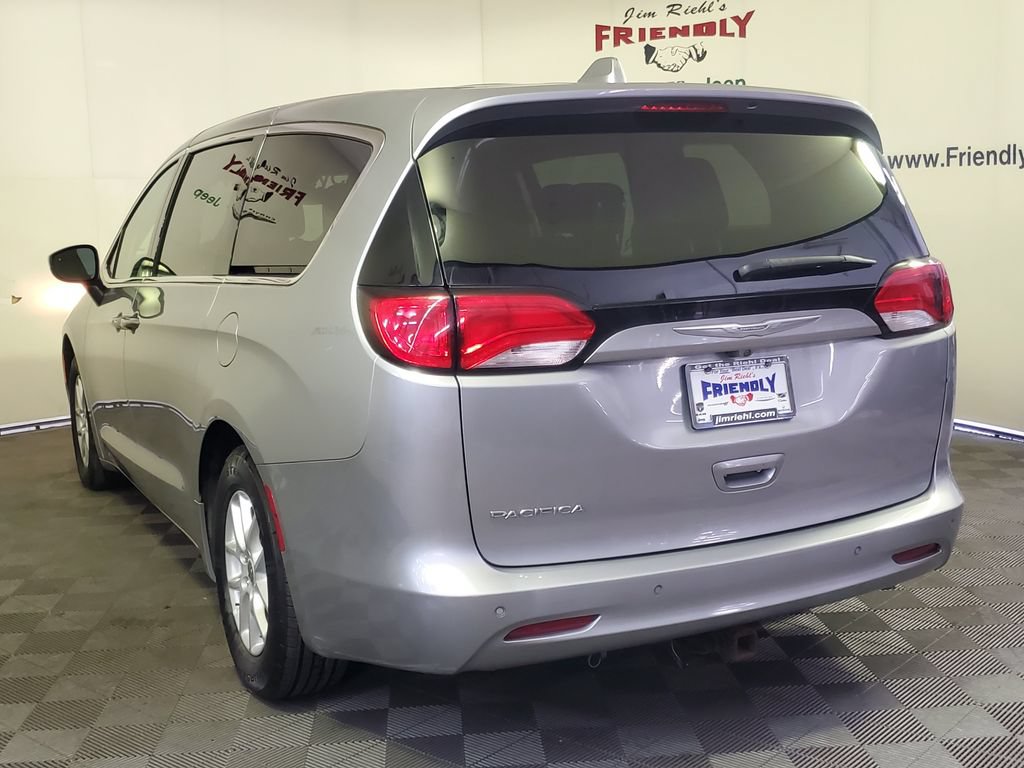 Used 2017 Chrysler Pacifica Touring FWD image 4