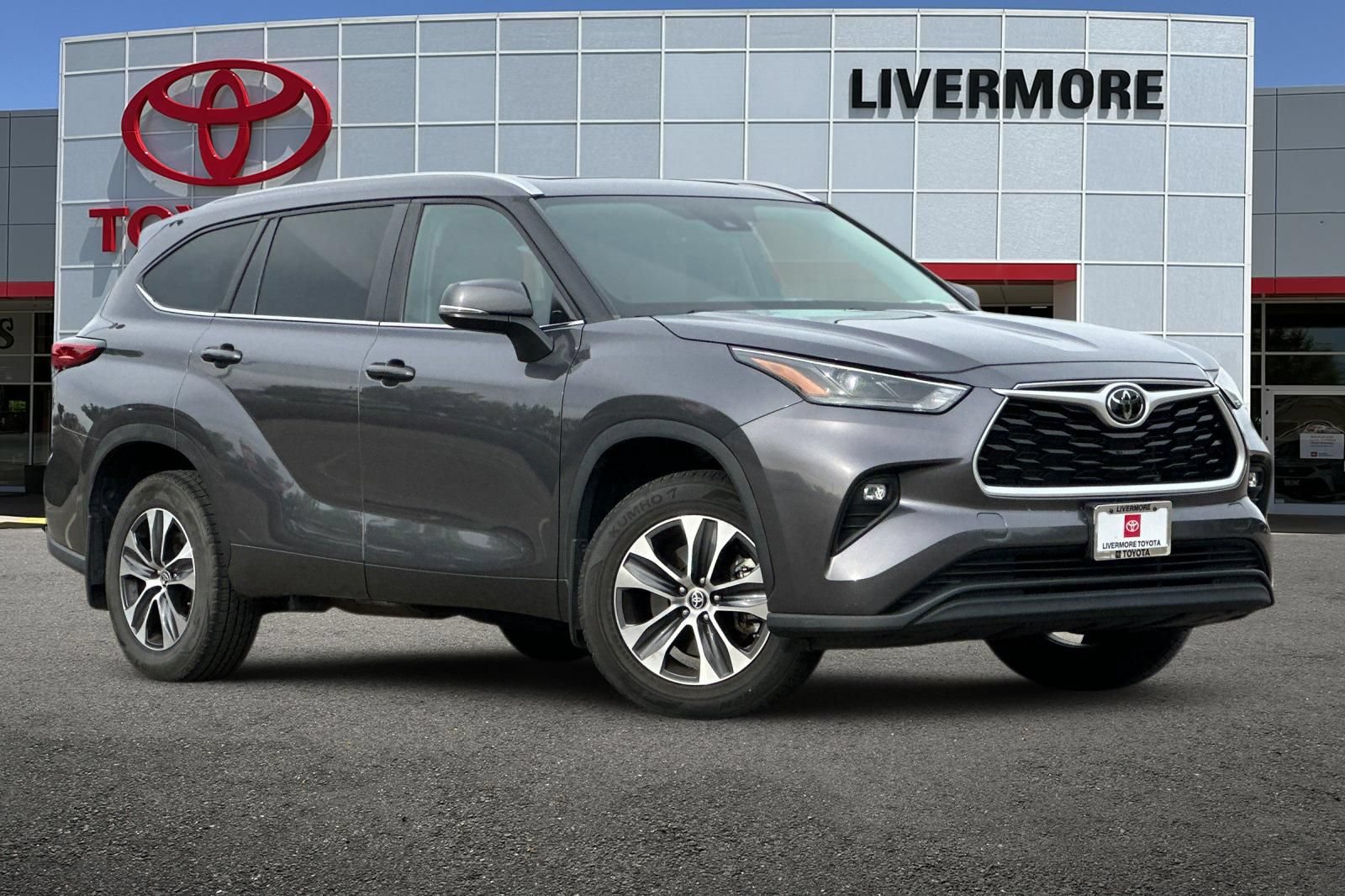 Used 2023 Toyota Highlander XLE AWD/4WD image 2