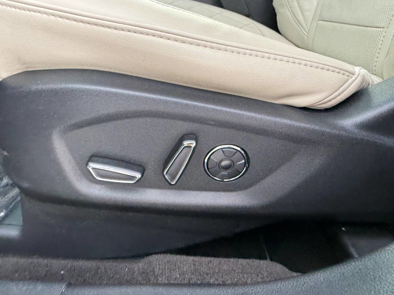 Used 2016 Ford Explorer Platinum image 12