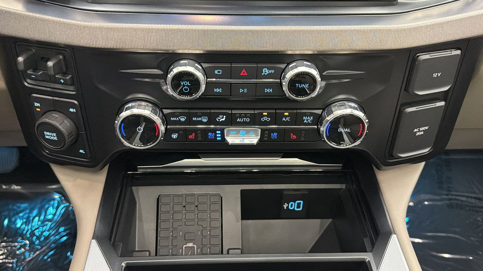 Used 2026 Ford F450 Platinum w/ Platinum Plus Package image 25