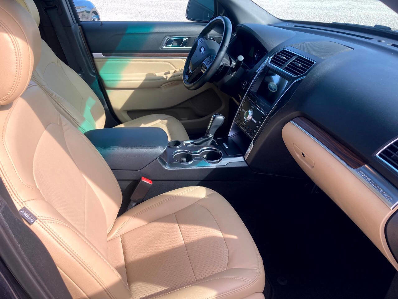 Used 2017 Ford Explorer Limited w/ Equipment Group 301A FWD image 17
