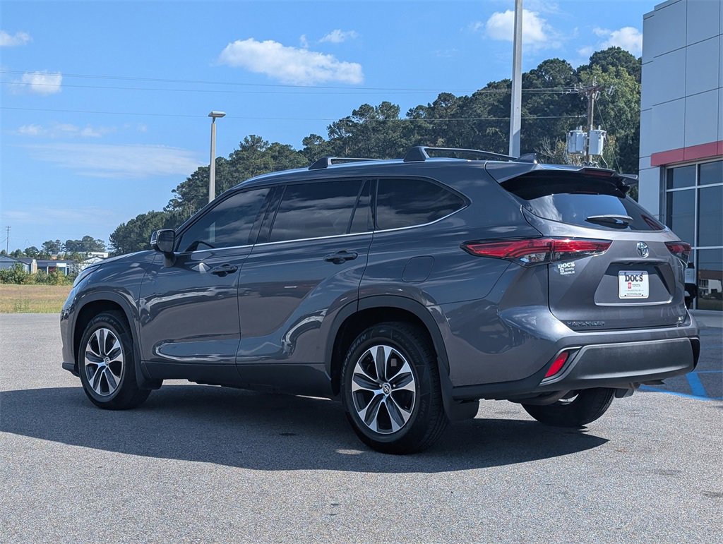 Used 2021 Toyota Highlander XLE image 3