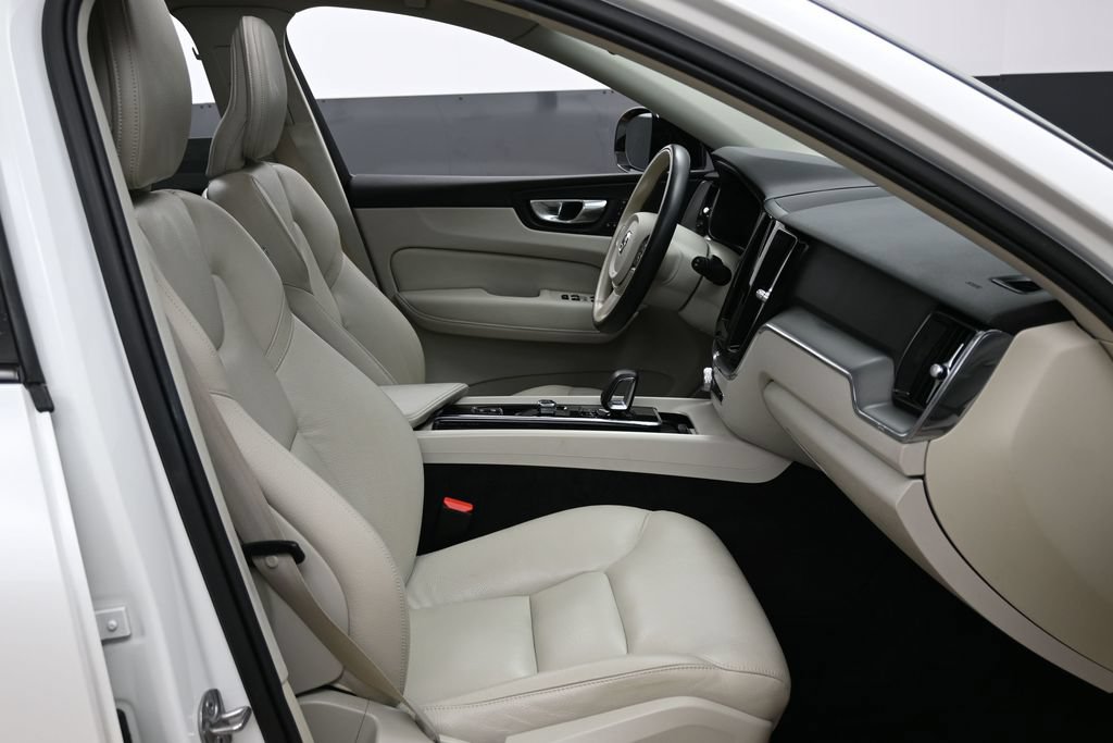 Used 2024 Volvo XC60 B5 Core w/ Protection Package Premier AWD/4WD image 18