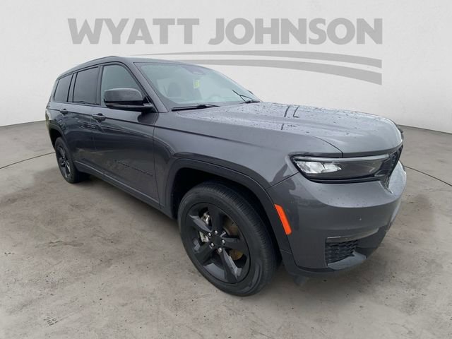 Used 2025 Jeep Grand Cherokee L Limited w/ Black Appearance Package AWD/4WD image 12