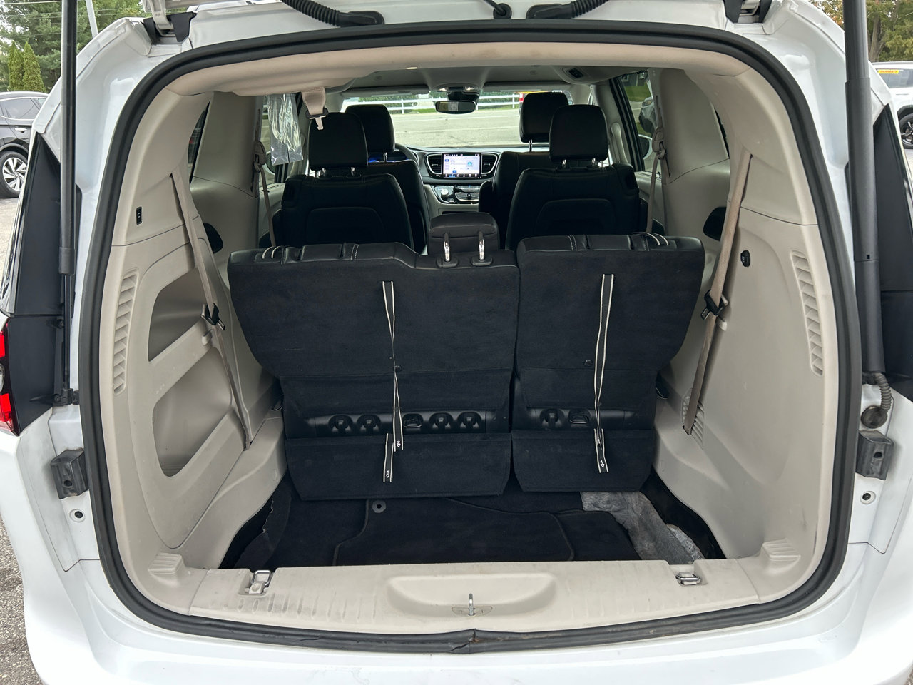 Used 2022 Chrysler Pacifica Touring-L image 23