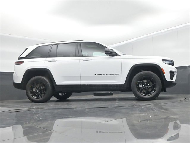 New 2025 Jeep Grand Cherokee Altitude image 45