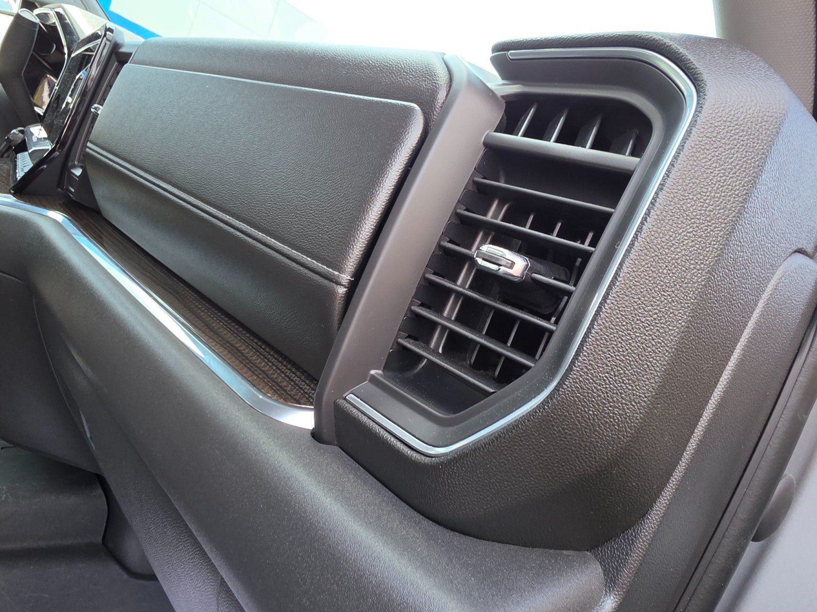 Used 2023 Chevrolet Silverado 1500 LT AWD/4WD image 16