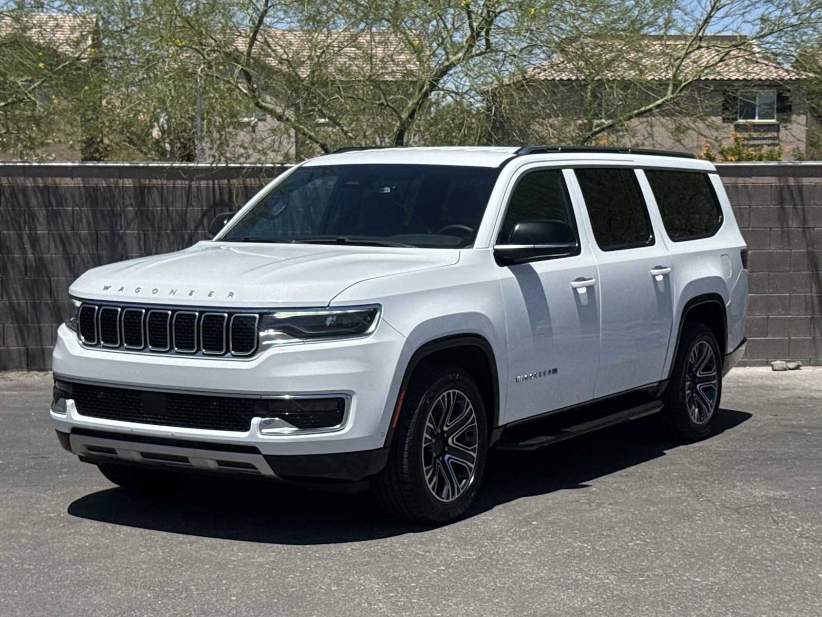 Used 2024 Jeep Wagoneer L Series II RWD image 4