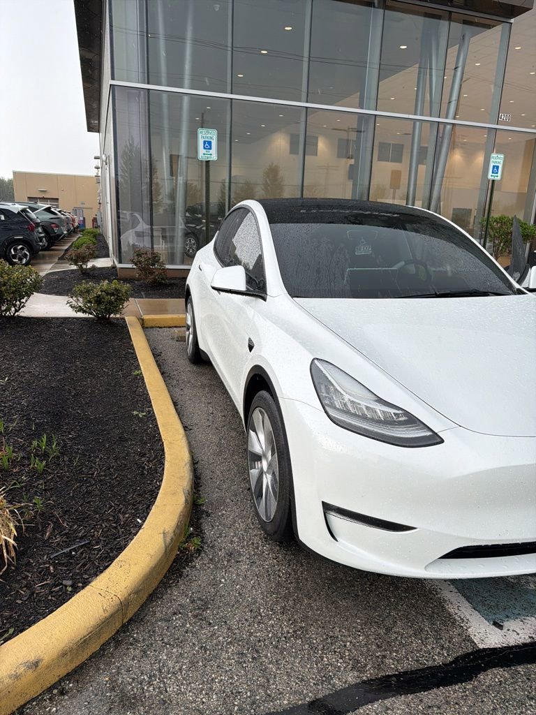 Used 2022 Tesla Model Y Long Range image 39