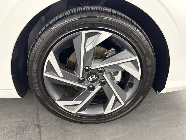 Used 2026 Hyundai Elantra Limited FWD image 9