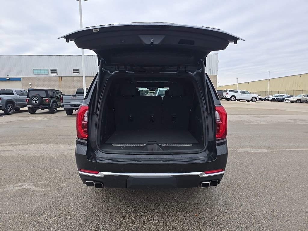 Used 2025 GMC Yukon XL Denali w/ Denali Reserve Package image 5