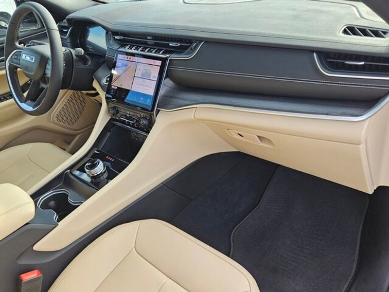 Used 2025 Jeep Grand Cherokee Limited image 14