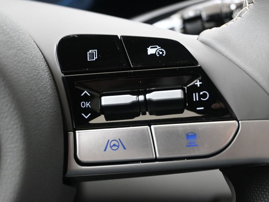 Certified 2025 Hyundai Elantra SEL image 25