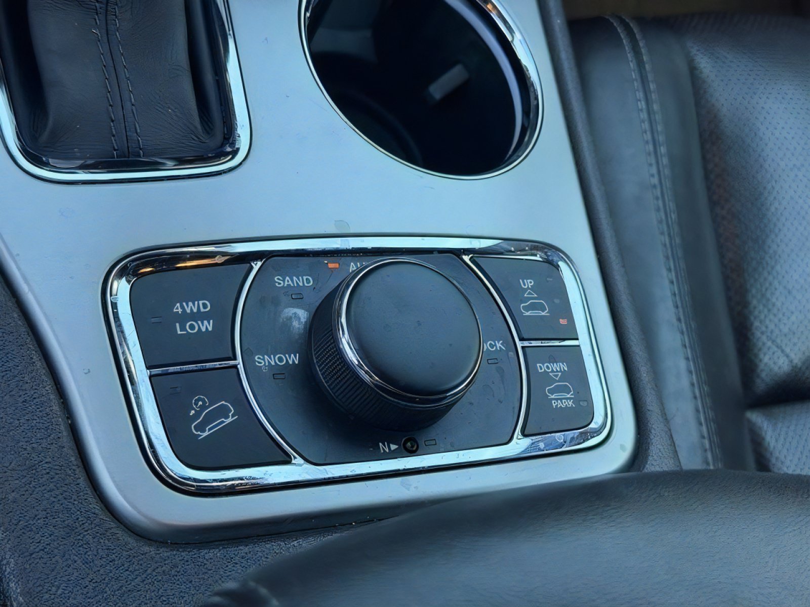 Used 2019 Jeep Grand Cherokee Overland AWD/4WD image 30