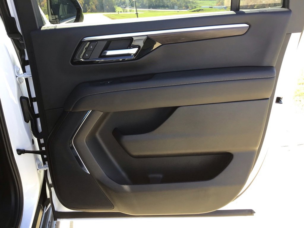 New 2026 Chevrolet Suburban LS image 18