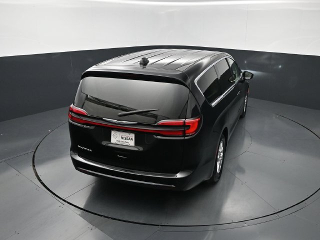 Used 2024 Chrysler Pacifica Touring-L FWD image 28
