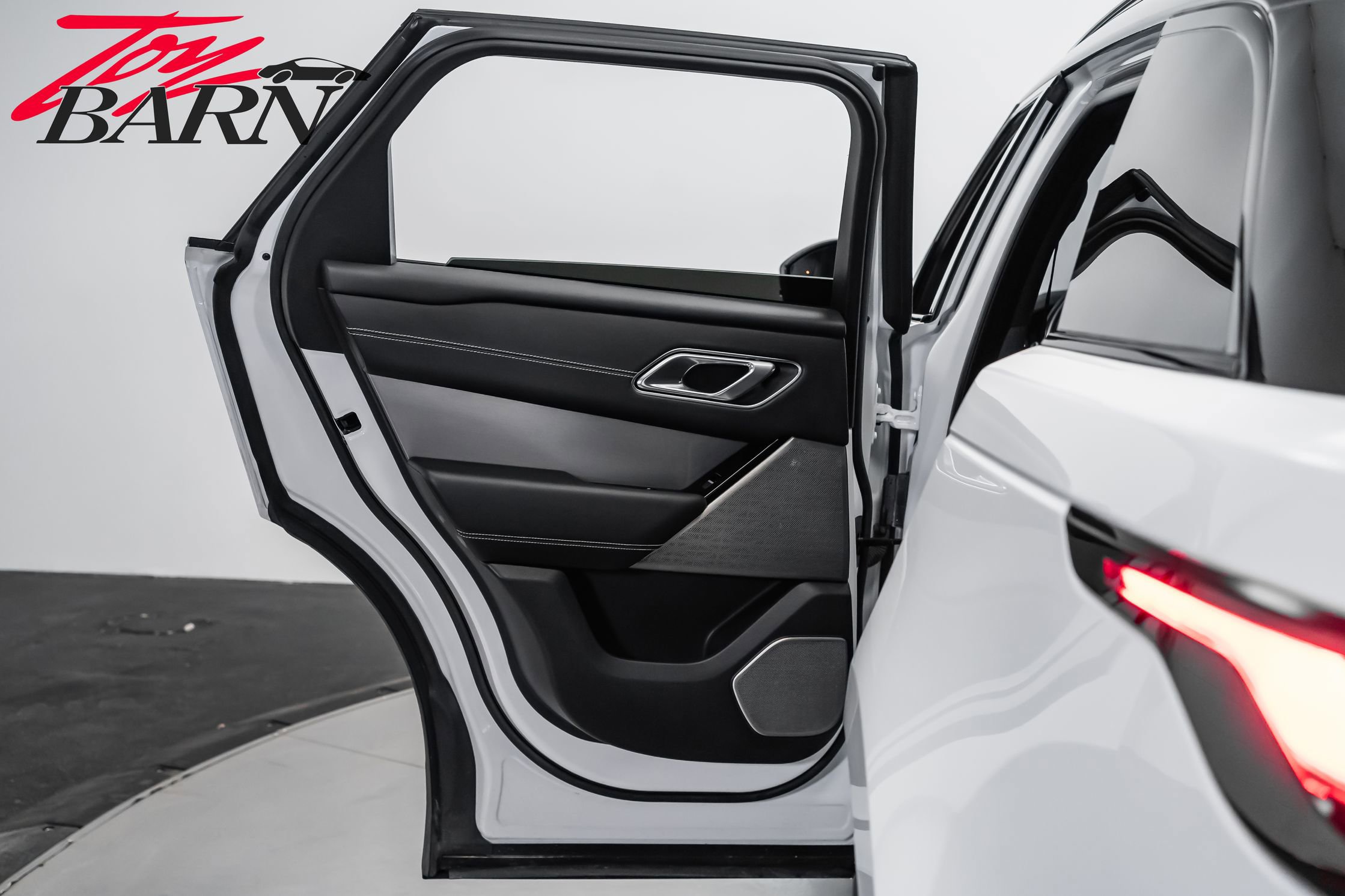 Used 2018 Land Rover Range Rover Velar R-Dynamic HSE image 44