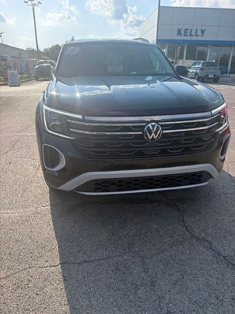 Used 2025 Volkswagen Atlas Peak Edition SE AWD/4WD image 2