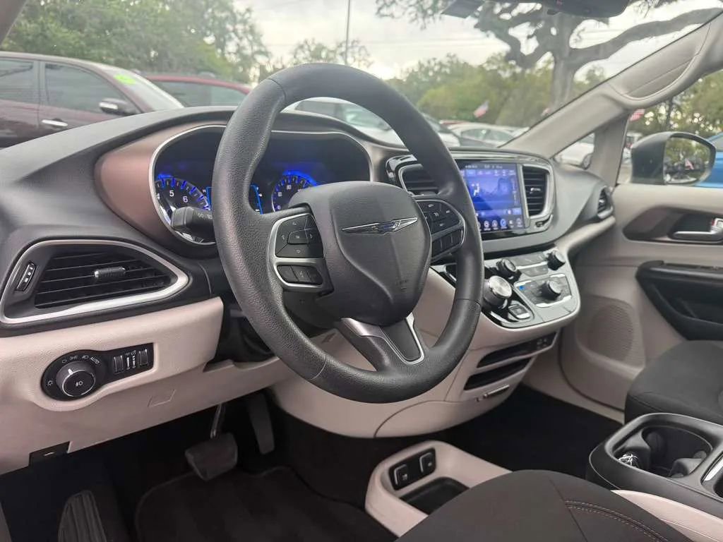 Used 2017 Chrysler Pacifica Touring Plus w/ Tire & Wheel Group image 11