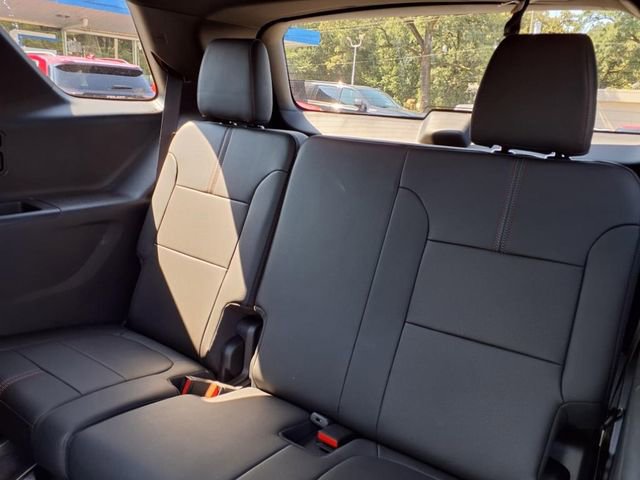 Used 2023 Chevrolet Traverse RS image 25