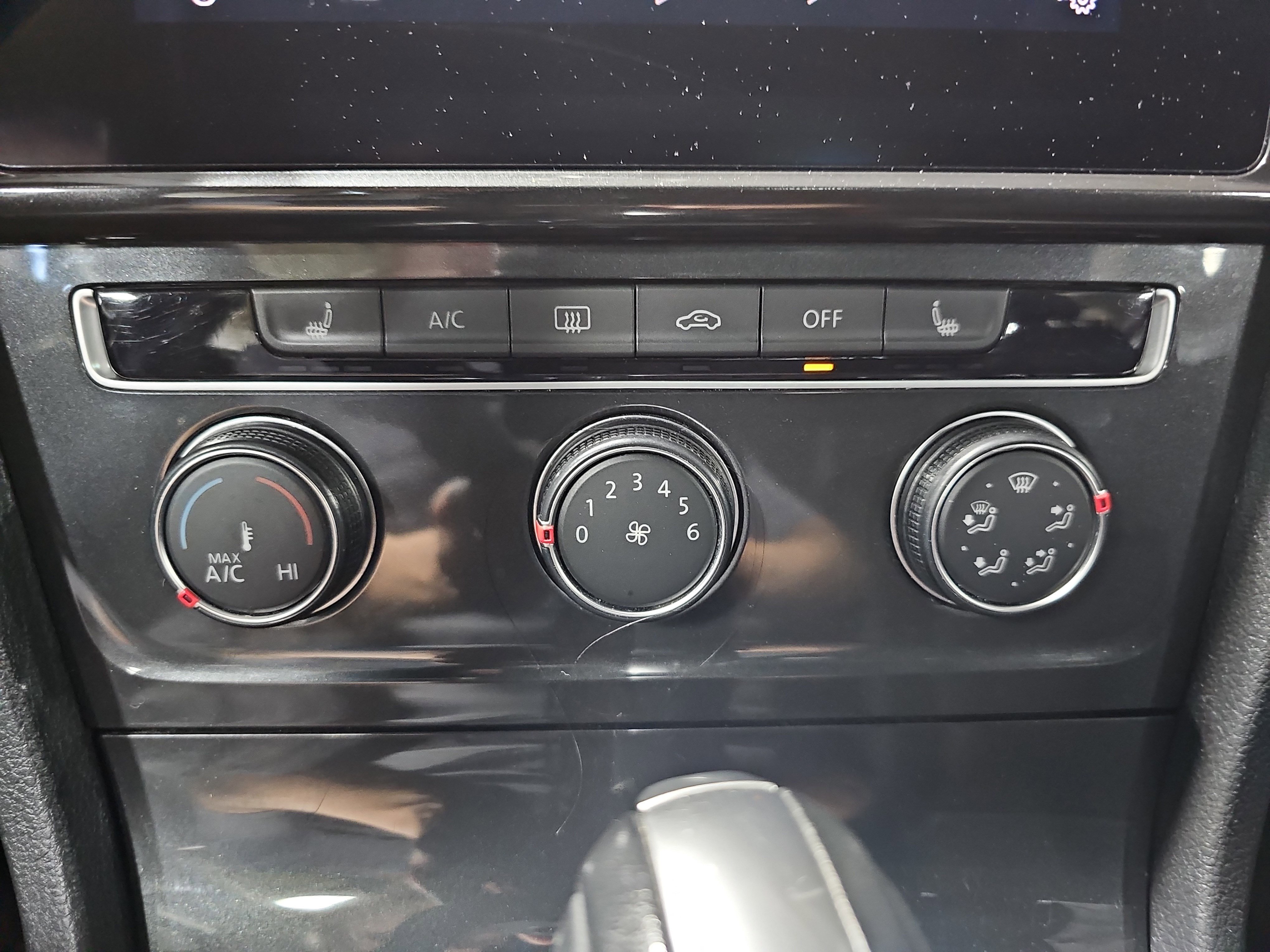 Used 2019 Volkswagen Golf SE FWD image 21
