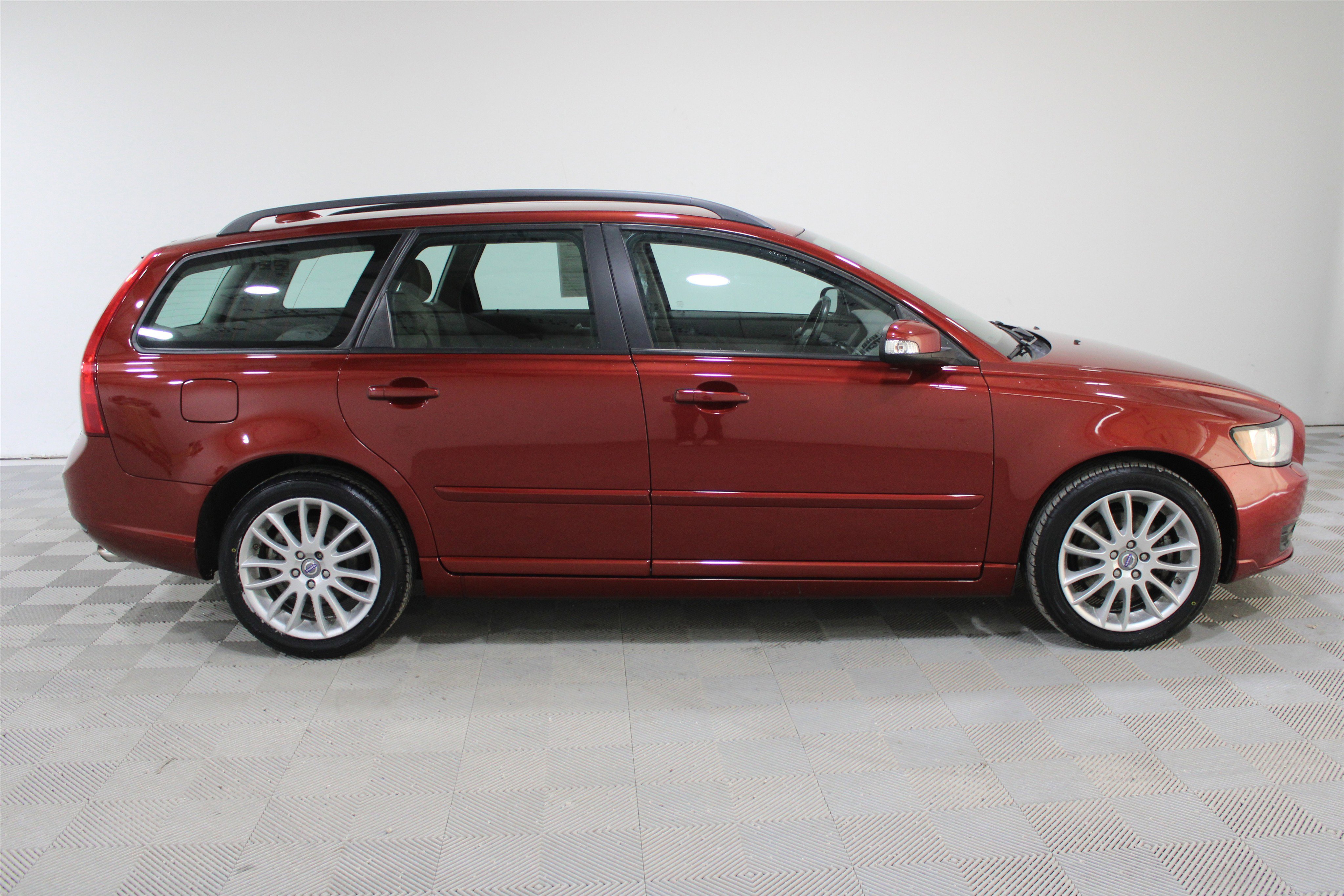 Used 2011 Volvo V50 T5 image 23