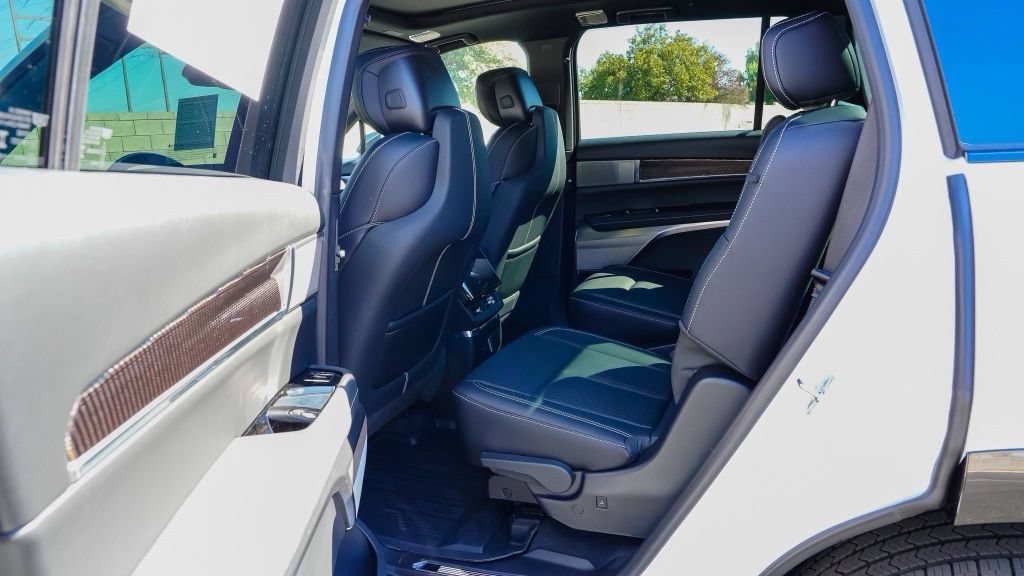 New 2027 Cadillac Vistiq Sport w/ LPO, Floor Liner Package AWD/4WD image 9