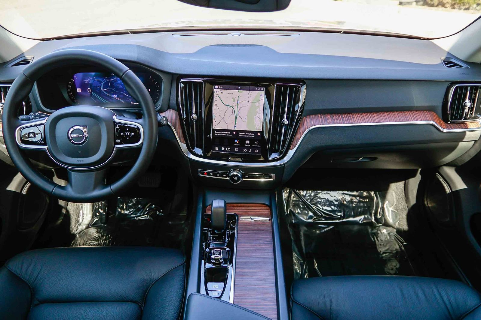 Used 2025 Volvo V60 B5 Cross Country Plus image 13