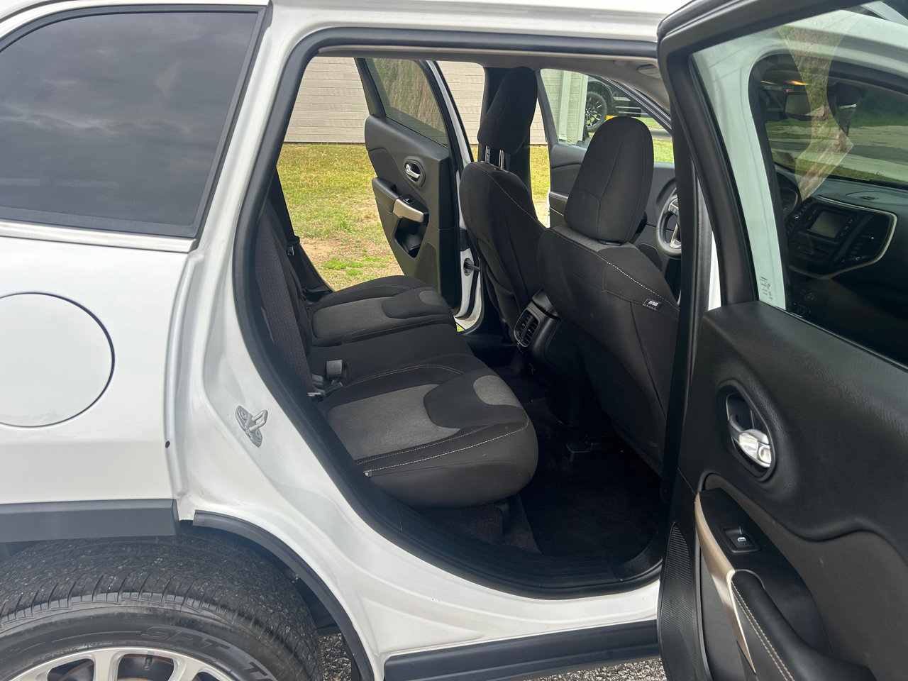 Used 2018 Jeep Cherokee Latitude w/ Mobile Office Group image 11