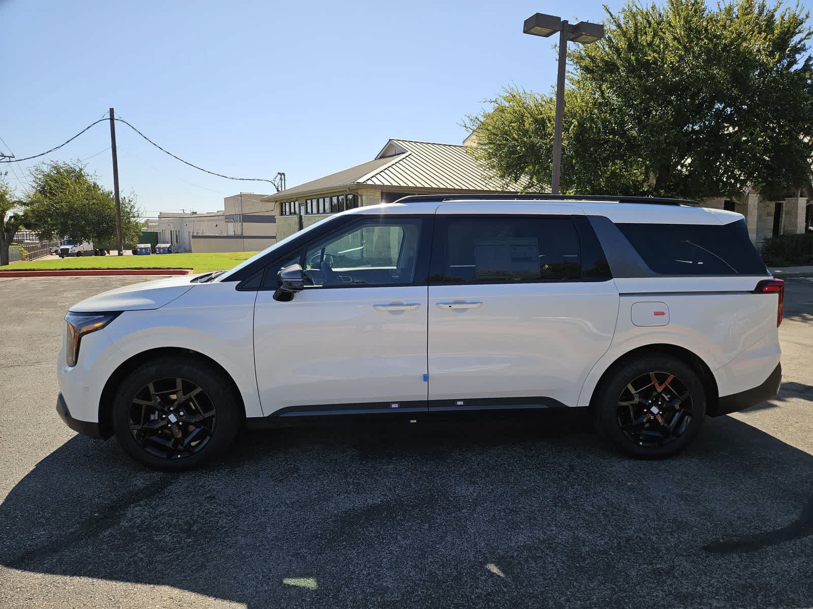 New 2027 Kia Carnival SX w/ Dark Edition Package FWD image 4