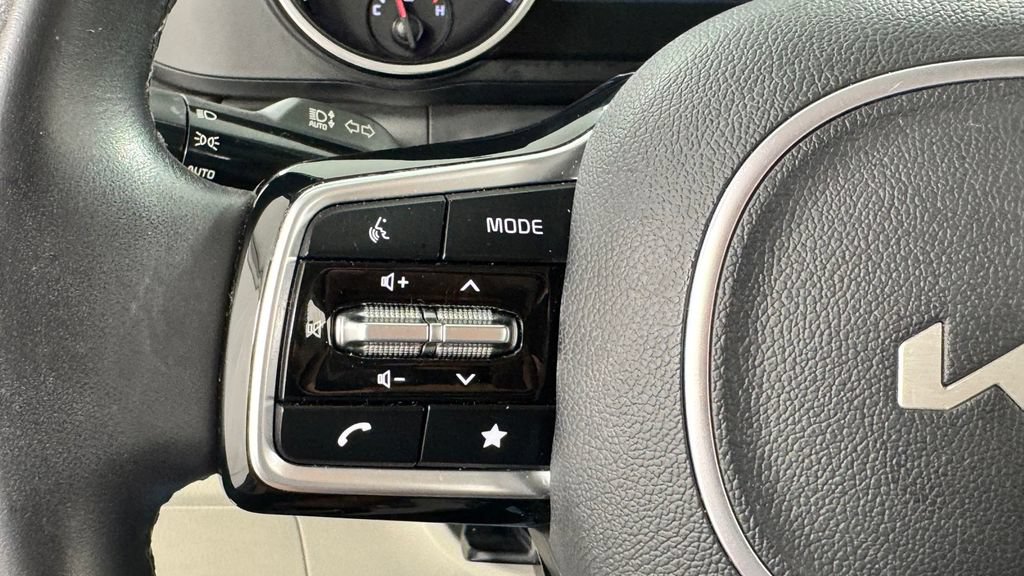 Used 2024 Kia Carnival LX FWD image 22