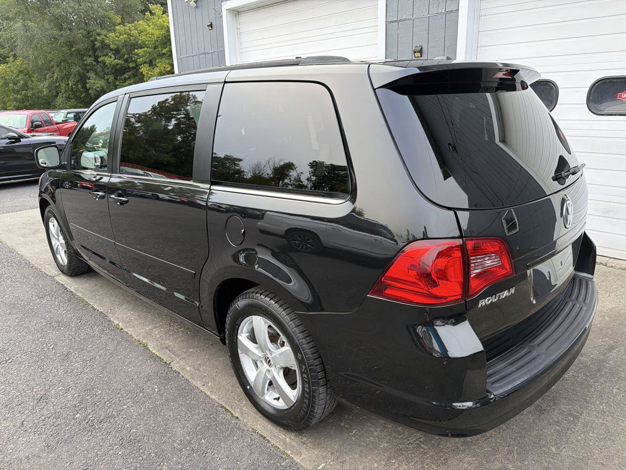 Used 2011 Volkswagen Routan SE FWD image 6