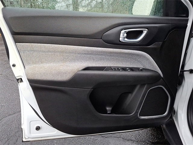 Used 2024 Jeep Compass Latitude image 12