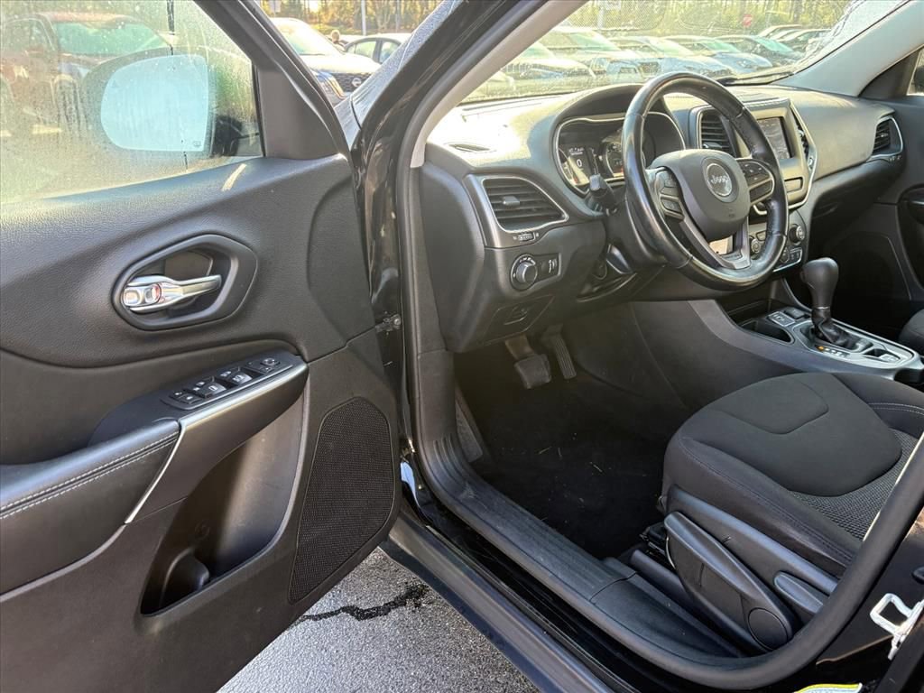 Used 2020 Jeep Cherokee Latitude w/ Cold Weather Group image 13