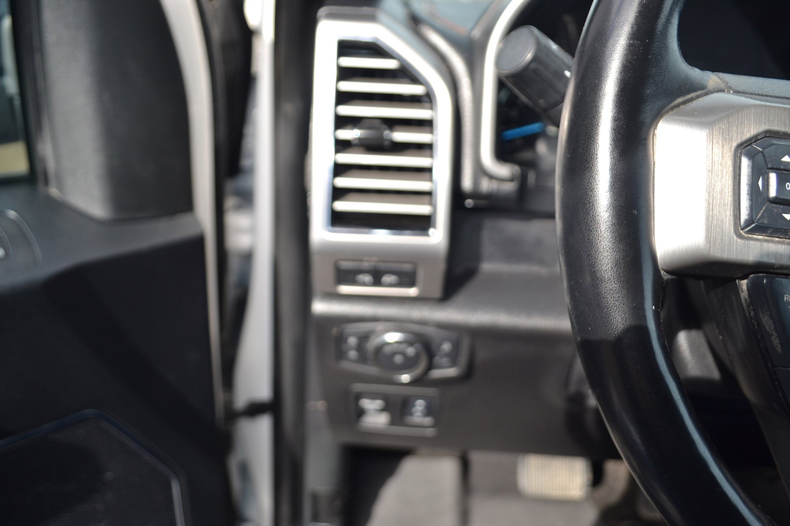 Used 2018 Ford F150 Platinum w/ Equipment Group 701A Luxury image 18