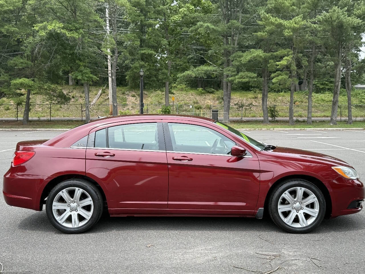 Used 2011 Chrysler 200 Touring FWD image 4