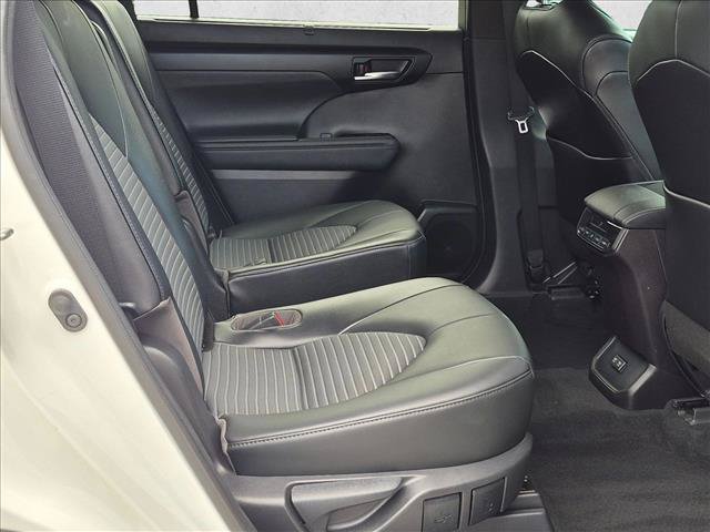 Used 2021 Toyota Highlander XSE FWD image 17