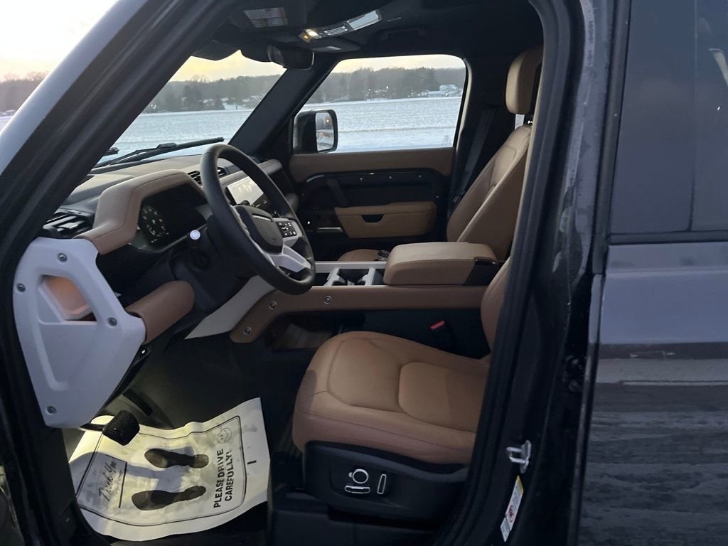 New 2026 Land Rover Defender 130 X-Dynamic SE image 9
