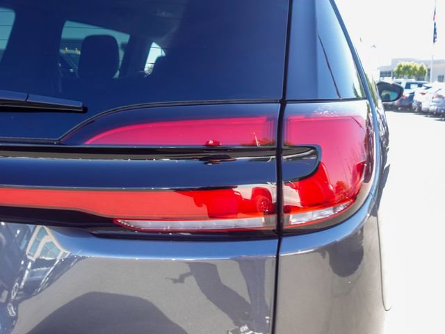 Used 2022 Chrysler Pacifica Touring-L image 6