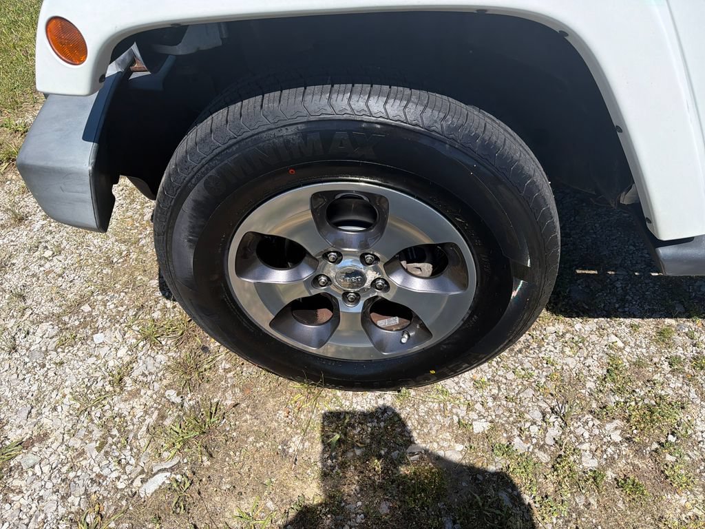 Used 2016 Jeep Wrangler Unlimited Sahara w/ Connectivity Group AWD/4WD image 24