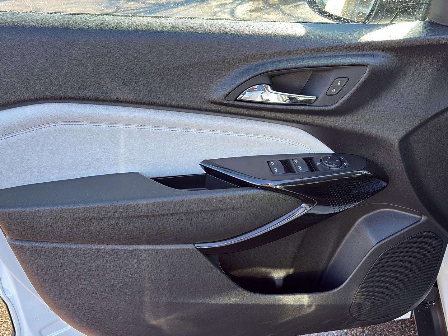 Used 2025 Chevrolet Trax LT w/ LT Convenience Package image 12