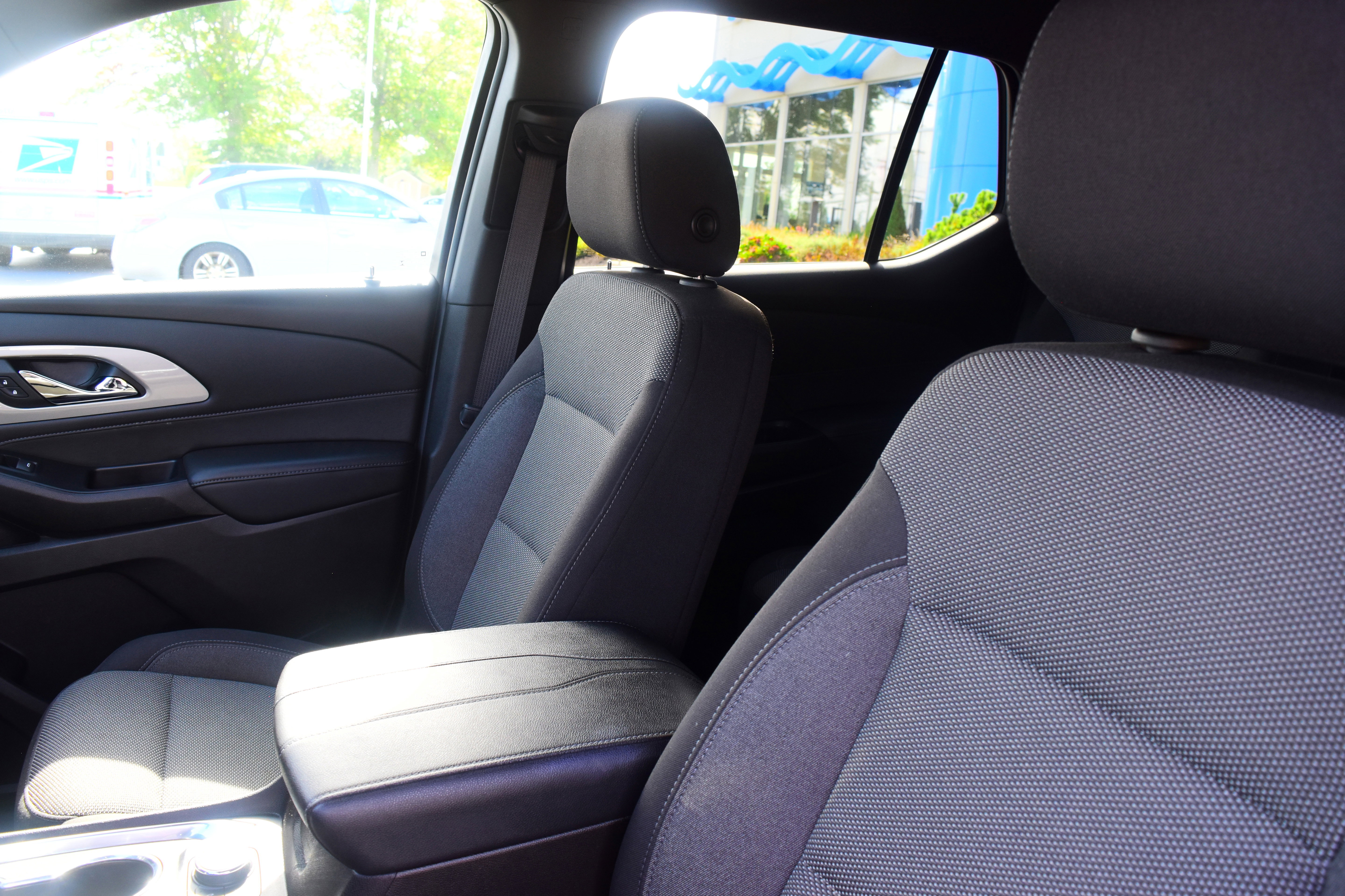 Used 2023 Chevrolet Traverse LT w/ Rear Camera Mirror Package image 14