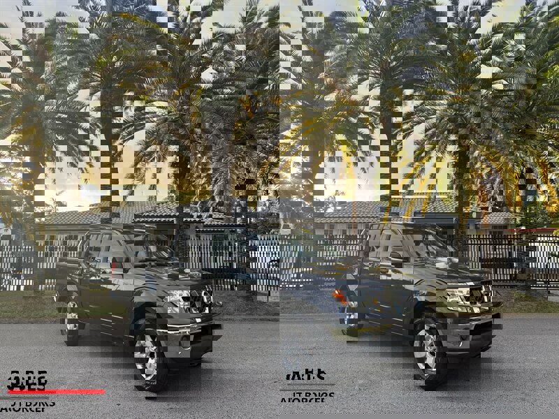 Used 2010 Nissan Frontier SE image 1